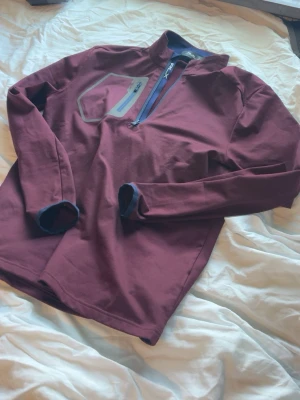 RLX tröja - Stilren halv zip från Ralph lauren med snygga detaljer! Den är i nyskick, inga defekter. Kom med frågor och prisförslag! 