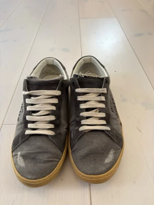 Saint Laurent skor  - Grå sneakers från Saint Laurent i storlek 42