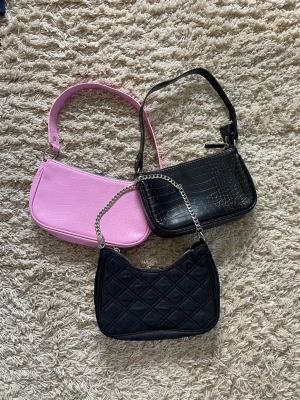 Handväskor - Rosa väska från h&m, svart med silver kedja: Nelly och svart från Kappahl.