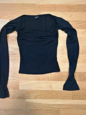 Svart långärmad topp från Gina Tricot - använd några gånger