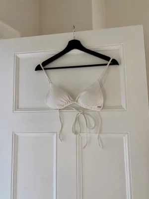 Aimn bikini - Bikiniöverdel från Aimn, sparsamt använd. Justerbara band som knytes. Strl 37, normal i storleken!