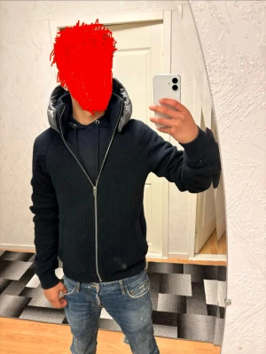 Cardigan jack & jones - Säljer en mörkblå stickad cardigan med dragkedja och en cool silverfärgad huva. Gammal kollektion av Jack n Jones köpt i Italien förra sommarn . Storlek S/M 😁