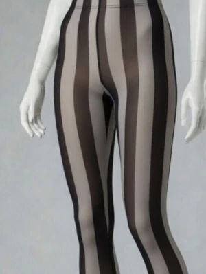 HELT NYA Svarta randiga tights / strumpbyxor, strl 36-38.  - HELT NYA svarta tights med breda vertikala ränder. De är tunna och har en snygg, modern look. Materialet är elastiskt och följsamt för en bekväm passform. Enkelt att matcha med olika outfits. Oanvända, endast provade en gång för att ta bild hur de ser ut på. Storlek 36-38, passar någon med XS-S. Skyltdockan visar liknande modell.