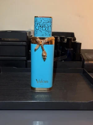 Vulcan feu— Sample 1/2/3/5/10/20ml pris i beskrivning - Vulcan feu—Sample. En söt sommar doft med noter av mango och olika citruses. Perfekt för dig som vill prova parfymen innan du köper hela flaskan eller vill lite mindre av en parfym för att ta med på en resa! Pris:1ml:8kr 2ml:16kr 3ml:24kr 5ml:40kr 10ml:70kr 20ml:120kr