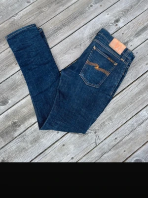 Blå jeans från Nudie Jeans - Säljer ett par klassiska blå jeans från Nudie Jeans med snygga sömmar. Dom är i perfekt skick, inga defekter, fråga om det är något, jag skickar så snabbt som möjligt.
