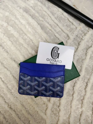 Blå korthållare från Goy4ard  - Snygg blå korthållare från 