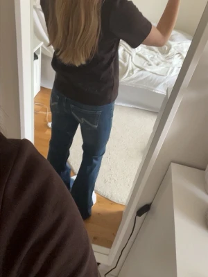 Nelly jeans  - Säljer ett par Nelly jeans för att de inte kommer till användning längre. De är uppsydda och är i storlek 36. Jag är 163.