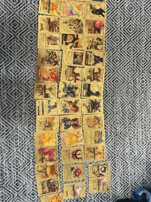 Samling Pokémon guldfärgade kort - Säljer en samling Pokémonkort i guldfärg med olika motiv som Pikachu, Charizard och Raichu. Korten har en metallisk finish och unika illustrationer. Perfekt för dig som gillar Pokémon och vill ha något annorlunda i din samling.