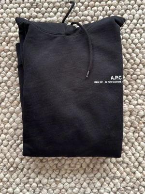 A.P.C hoodie - Säljer nu min A.P.C hoodie eftersom jag inte använder den. Den är i jättefint skick och har inga skador. Den är i storlek S och köpt ifrån Farfetch. Vid frågor är det bara att höra av sig! 📩