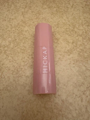 Hickap highlighter - I färgen Sandy glow.