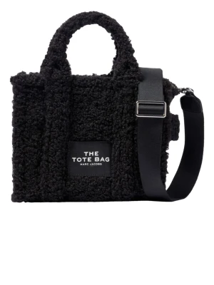 Svart tote bag från Marc Jacobs - Cool svart handväska från Marc Jacobs i fluffigt teddy-material. Väskan har både handtag och justerbar axelrem, samt en innerficka med dragkedja. Patch med texten 'The Tote Bag' på framsidan. Perfekt för dig som gillar trendiga accessoarer. original price ~360€. Barely used