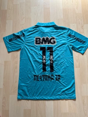 #11 Neymar Jr Santos FC Tredje Kit 2012/2013 - Stilren fotbollströja i helt nytt skick. Tröjan är inte använd en endaste sekund.