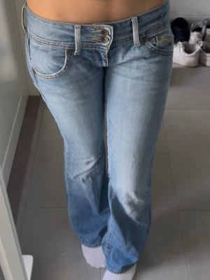 Ljusblåa lågmidjade bootcut jeans  - Midjemått: 37cm Innerbenslängd: 79 cm. Köpta på vinted, nersydd av tidigare ägare❤️