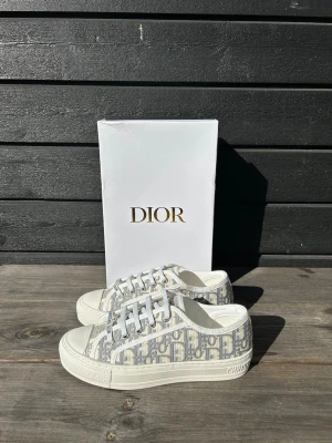 Dior Skor Dam - Säljer dessa oehört snygga dior skor i nyskick, aldrig använda, allg og medföljer, priset kan diskuteras vid snabb affär så kom gärna med bud! 