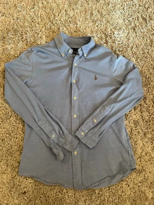 ralph lauren skjorta slim fit knit oxford  - ralph lauren skjorta slim fit knit oxford i storlek M. fint skick, luftig o skön perfekt nu t sommarn 