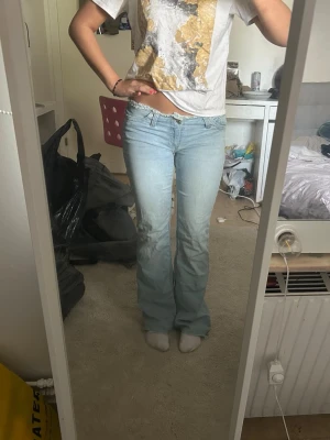 Nelly jeans  - Snygga lågmidjade jeans från Nelly. Har sytt ner dom lite i midjan men de går att sprätta upp! Är 163 och de sitter bra i längden