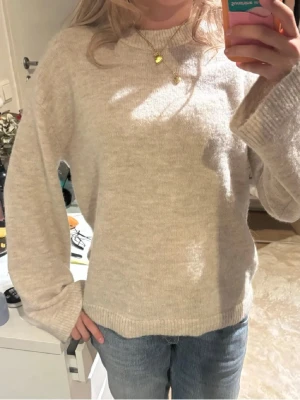 Beige stickad tröja - Beige stickad tröja i väldigt mjukt och skönt material, använd fåtal gånger. 