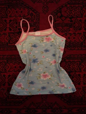 Cute linne - Gullig linne som är använd väldigt få gånger. Perfekt för dig som är S och xs