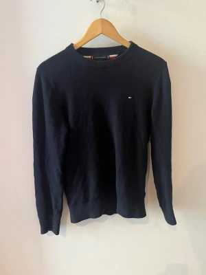 Slim fit stickad tröja från Tommy  - Jätte fin kvalité. Slim fit vilket gör att den passar väldigt bra på storlek S. Väldigt snygg ensam men även extra snygg med något  som exempelvis piké.