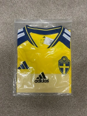 Sverigetröja Hemmaställ - Helt oöppnad Sverigetröja, perfekt till VM i sommar!☀️🇸🇪⚽️