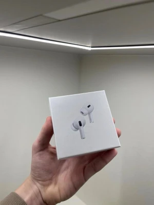 Airpods pro gen 2 - Säljer ett par vita Apple AirPods Pro med laddningsetui. Hörlurarna är in-ear och har en stilren, kompakt design i blank plast. Perfekta för dig som vill ha trådlös frihet och bra ljudkvalitet. Levereras i originalförpackning.