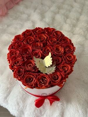 Evighets rosor  - Evighetsrosor från Royal Flora. Ordpris 5000kr.  Vit rund box fylld med röda rosor och dekorerad med ett rött sidenband och en guldfärgad fjärils dekoration på toppen.  Blommorna håller i flera flera år, jag har haft dem i ett par år och dem har hållt sig fint och färgen har inte bleknat. 