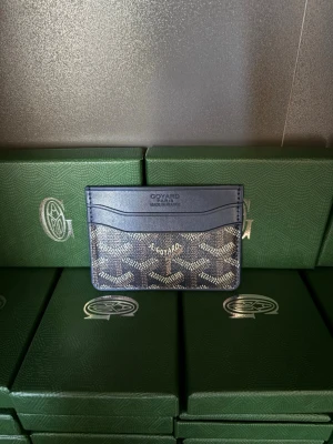 Plånbok - Säljer denna plånbok i bästa kvalitet helt ny,finns i olika färger.bara skriva om ni undrar eller vill ha mer information eller bilder.Skickar med en gåva vid köp🙏