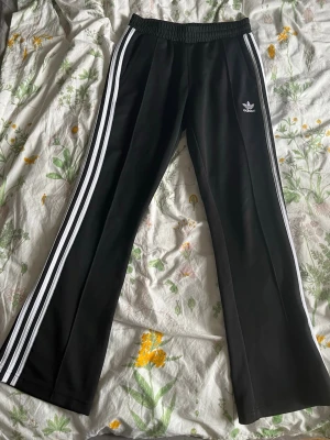 Adidas byxor  - Raka snygga adidas byxor i stl S, passar mig i längden som är 168