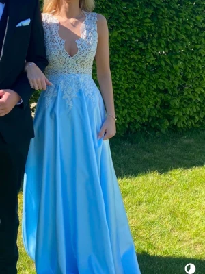 Bal klänning/fest klänning  - Letar du efter den perfekta klänningen till balen?  Vacker ljusblå balklänning. Inga fläckar eller skador. Den är tvättad, den är uppsydd men går att ta ned.  Mått - midja :65cm Längd -175-180cm  Byst 72cm