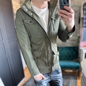 J.lindeberg field jacket  - Mycket bra skick, inga defekter! Passar dig som är mellan 165-175cm ungefär. Modellen är 185 cm, 75kg - för liten. Passar bra nu till våren! Skriv för mer information!🤝