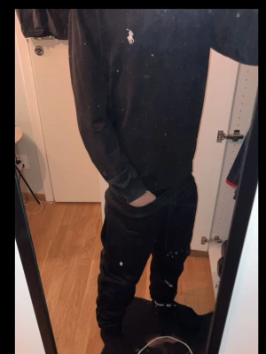 Svart~Ralph lauren set  - Ett svart Ralph lauren set, helt ny! Storlek S står M i dressen men de är fel storlek! Kan sänka till 849kr vid snabb affär! Dragkedja och luva!