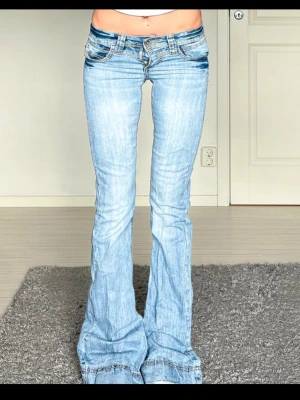 Lågmidjade bootcut jeans - Säljer jättesnygga ljusblå lågmidjade bootcut jeans💓💓💓midjemått: 35cm rakt över, innerbenslängd: 87cm
