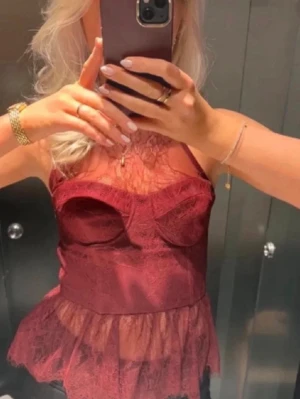 Vinröd spetstopp med volang - Sååå fin!! Knappt använd❤️❤️ helt slutsåld och jättepopulär ❤️❤️