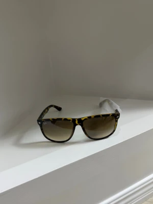 Rayban boyfriend  - Säljer ett par schyssta glasögon! Modell 4147 601/32! Storlek:60! Vid minsta fundering kontakta mig✔️