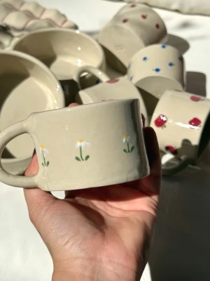 Kopp i keramik  - Kaffekopp i keramik prästkrage – handgjord  Rymmer ca 250 ml  Handgjord kaffekopp i keramik. Perfekt till en kopp kaffe eller som en fin detalj i köket.   Varje mugg är tillverkad för hand, vilket innebär att små variationer och naturliga ojämnheter kan förekomma – det är en del av hantverket och gör varje exemplar helt unikt.  Rekommenderas att handdiskas.   Handmade – fruitnclay