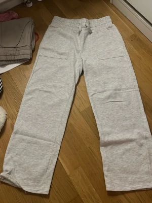 gråa mjukisbyxor - gråa mjukisbyxor från lager 157. hål i bakfickan annars i gott skick