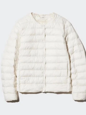 Vit dunväst från uniqlo - Säljer en lätt och stilren vit dunjacka från uniqlo. Jackan har ett quiltat mönster med horisontella sömmar och rund halsringning. Den är tillverkad i ett tunt och smidigt material som håller dig varm utan att kännas klumpig. Perfekt att bära över en hoodie eller t-shirt.