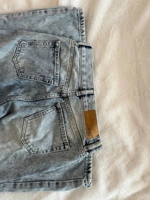 Ljusblå jeans - Ljusblå jeans från junkyard i rak passform