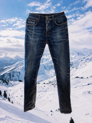 Nudie Jeans - Ett par Nudie jeans i storlek 30W 32L utan några fel men börja bli för små så måste sälja