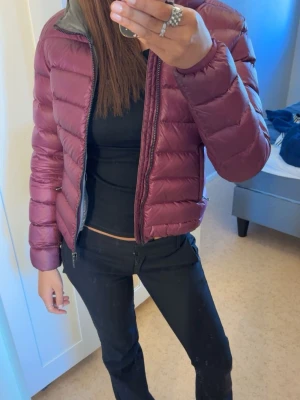 Vinröd colmar jacka - Säljer denna vinröda colmar jacka! Svår att få tag på i denna färg då de inte säljs längre! Jackan sitter som XS. Pris går att diskutera. Jackan är kvar tills markerat såld! 🐙