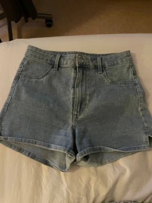 Högmidjade blå jeansshorts - Ljusblå jeansshorts från hm.