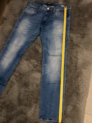 Anbass  - Säljer ett par blåa anbass med klassisk femficksmodell och snygga slitningar. Jeansen har normal midja, dragkedjegylf och är tillverkade i stretchigt denimtyg för skön passform. OBS det står 30 w 34 L men jag har kortatner dom kolla bilden och mätningen på bilden 