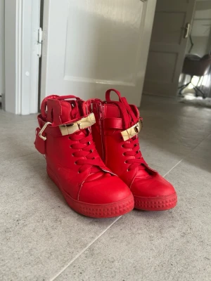 Röda wedge skor  - Röda kilklack sneakers även kallade wedge sneakers. Jättesnygga säljer tyvärr för att de inte passar. Om ni har frågor är det bara att skriva! 
