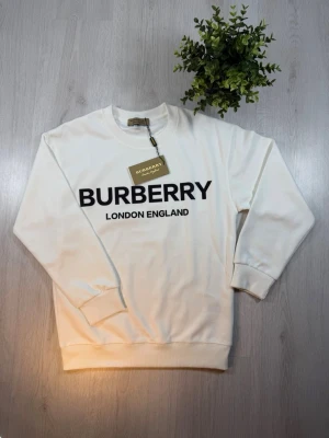Burberry  - Burberry tröja  - Storlek: S📏    - Skick: 10/10♻️     - Pris: 800kr💵     - Färg: Vit,Svart Frakt: Fraktas samma dag, anländer till dig inom 3-4 dagar🚚     Tveka inte att skriva vid minsta fråga!💭