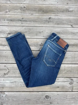 Replay Anbass jeans  - Marinblå Replay Anbass jeans | Storlek: 30/30 | är lite slitna längs ner annars mycket bra skick! | Ställ gärna frågor 🫱🏻‍🫲🏼