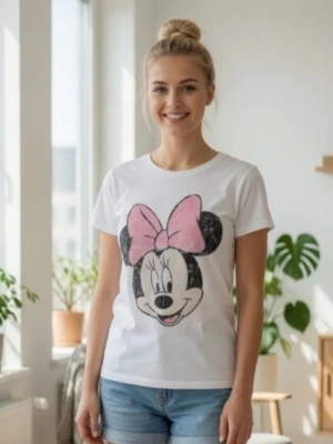 Vit topp med medvetet slitet Minnie Mouse tryck. Strlk: 34, XS. Lite defekt. - Vit topp med medvetet slitet Minnie Mouse tryck fram och bak i ryggen. Strlk: 34, XS. Bomull. Lite defekt då den fått lite  blå ton på vissa ställen, troligen från blåa nya jeans eller liknande som färgat av sig i en låda. Går förhoppningsvis bort i tvätt