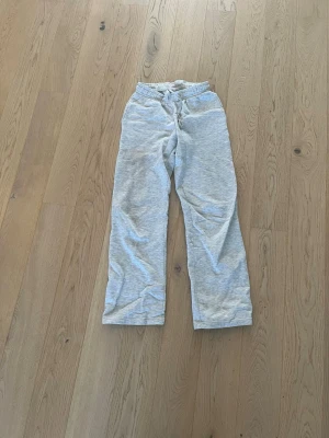 Grå mjukisbyxor från Miniknot XS - Säljer ett par ljusgrå mjukisbyxor från ginatricot, basically basics-kollektionen. Byxorna har resår i midjan och dragsko för skön passform. Väl andvända med någon fläck ny pris 350 priset kan alltid diskuteras 