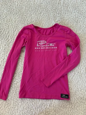 Rosa långärmad tröja La Pirouette - Säljer en Piruettis rosa sport/träningströja i storlek xs. Använd (t.ex. logotypen är lite gråare än normalt), men livslängden är fortfarande kvar.