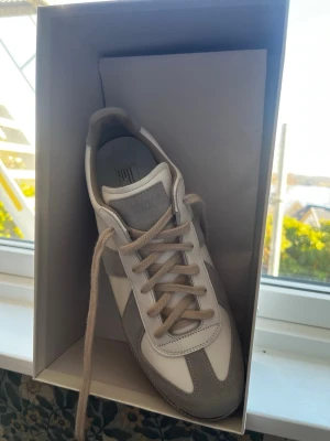 SÖKER GATS (läs besk) - Söker maison margiela gats i strl 45, skriv om du har ett par som du är interreserad att sälja!😊