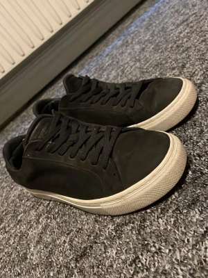 Svarta sneakers från Garment Project - Snygga svarta sneakers från Garment Project knappt använda 